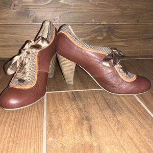Retro/Vintage Style Tweed Pumps